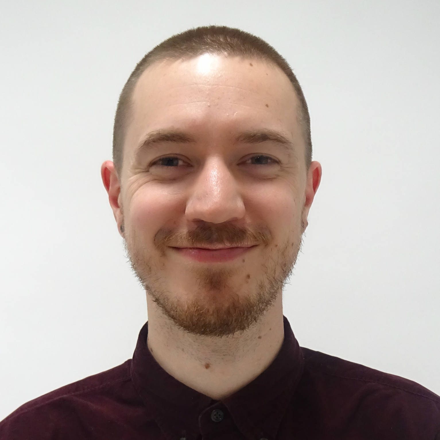 Парень селфи улыбается. Мужчина улыбается. Normal guy. Normal guy. Нормальный парень.